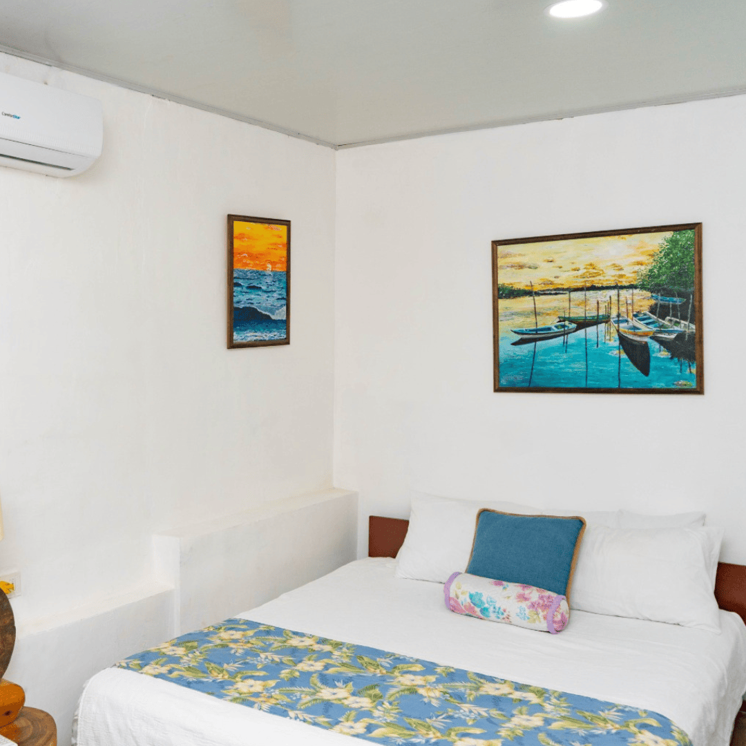 Habitación con cama y vista a la playa en hotel de surf.