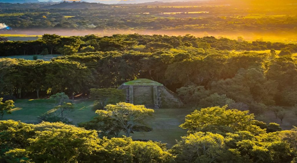 8 Días City Tour, Ruinas, Volcanes y Playa