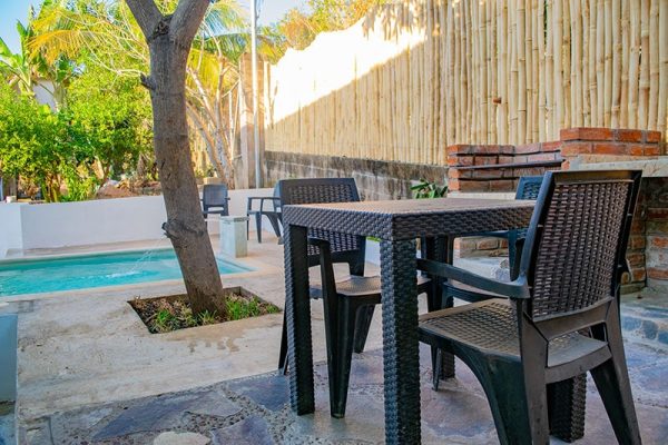 Disfruta de una terraza con vistas a la piscina y áreas verdes en Olas Permanentes, un rincón perfecto para descansar.