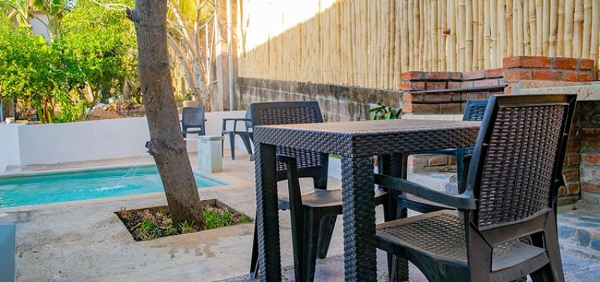 Disfruta de una terraza con vistas a la piscina y áreas verdes en Olas Permanentes, un rincón perfecto para descansar.