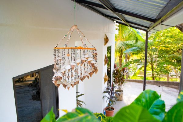 Móvil maleta con conchas y decoración playera para surf en Olas Permanentes.