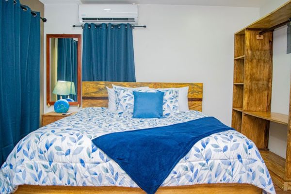 Casa de playa con decoración moderna y cama cómoda, ideal para una estancia relajante cerca del océano.