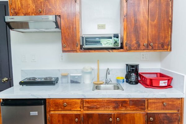 Limpieza y organización en cocina de alquiler vacacional cerca de olas permanentes.