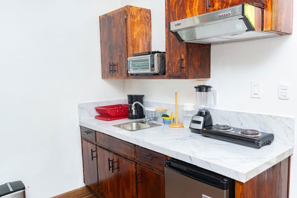 Cocina moderna con electrodomésticos y muebles de madera en Olás Permanentes.