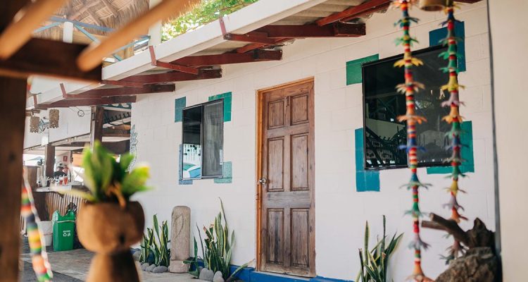 Cabaña de surf con decoración colorida y ambiente relajado en olas permanentes.