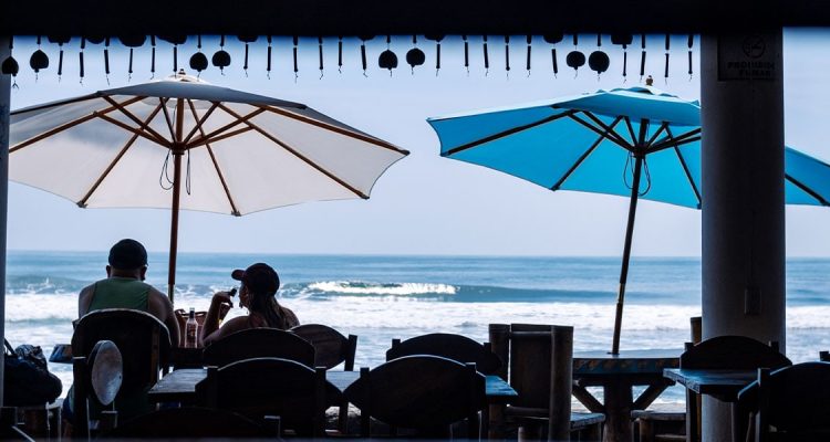 Disfruta de surf en Olás Permanentes con vistas al mar y ambiente relajado.
