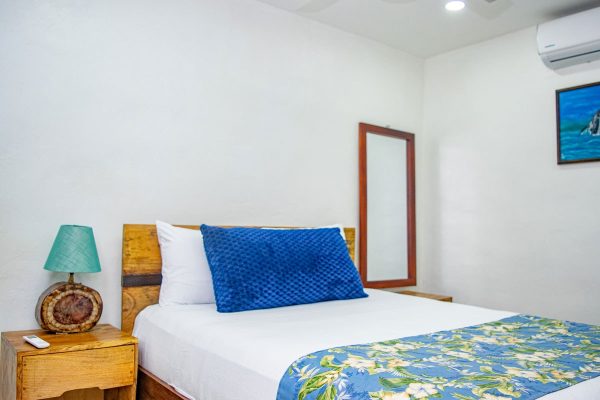 Cómodo alojamiento en habitación doble con decoración tropical y aire acondicionado.