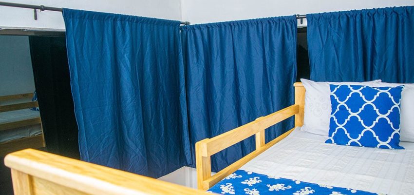 Alto: Habitaciones en Olas Permanentes con cortinas para mayor privacidad.