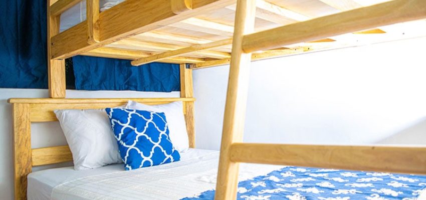 Puente de camas de madera en alojamiento de surf.