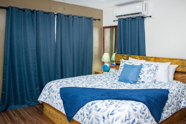 Accesorios de habitación en tonos azules en hotel de surf Olas Permanentes.