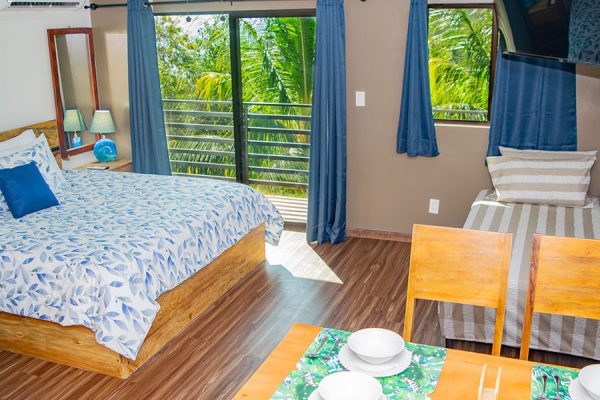 Cómodo dormitorio con vistas al jardín y mobiliario de madera en Olas Permanentes.