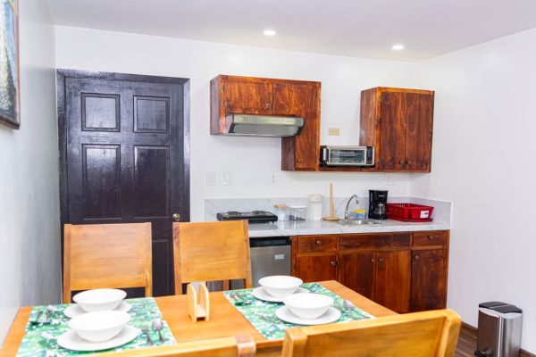 Cocina acogedora con madera y electrodomésticos en ambiente familiar y funcional.