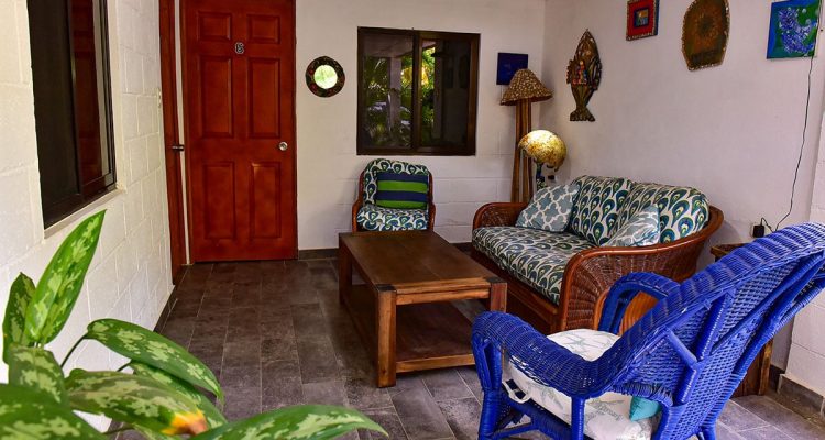 Cómodo espacio interior en Olas Permanentes con mobiliario colorido y decoración artística para relajarse.